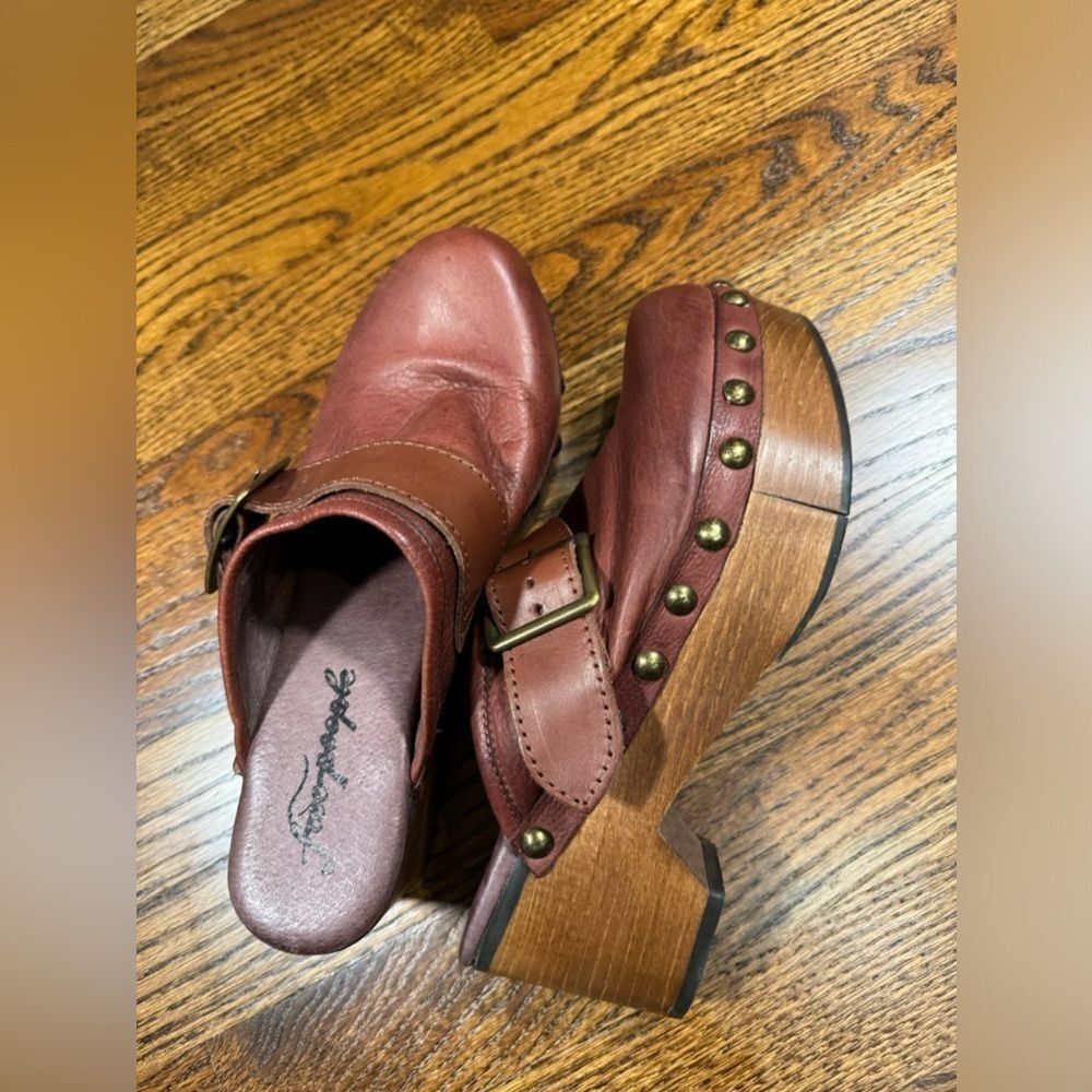 Free People FP Collection Culver City Clogs
Mahogany Leather size 37 / US 7 - Picture 4 of 7